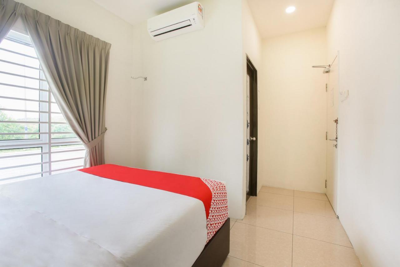 โอโย 89677 ซันฟลาวเวอร์ โฮเต็ล Hotel เซเรมบัน ภายนอก รูปภาพ