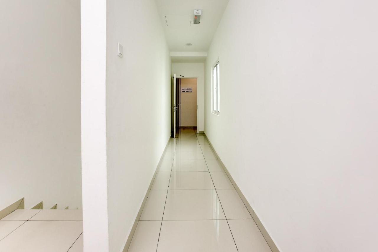 โอโย 89677 ซันฟลาวเวอร์ โฮเต็ล Hotel เซเรมบัน ภายนอก รูปภาพ