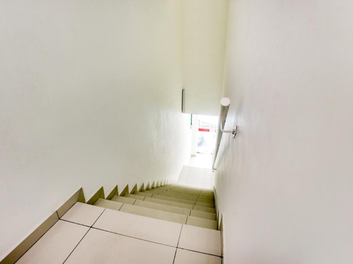 โอโย 89677 ซันฟลาวเวอร์ โฮเต็ล Hotel เซเรมบัน ภายนอก รูปภาพ